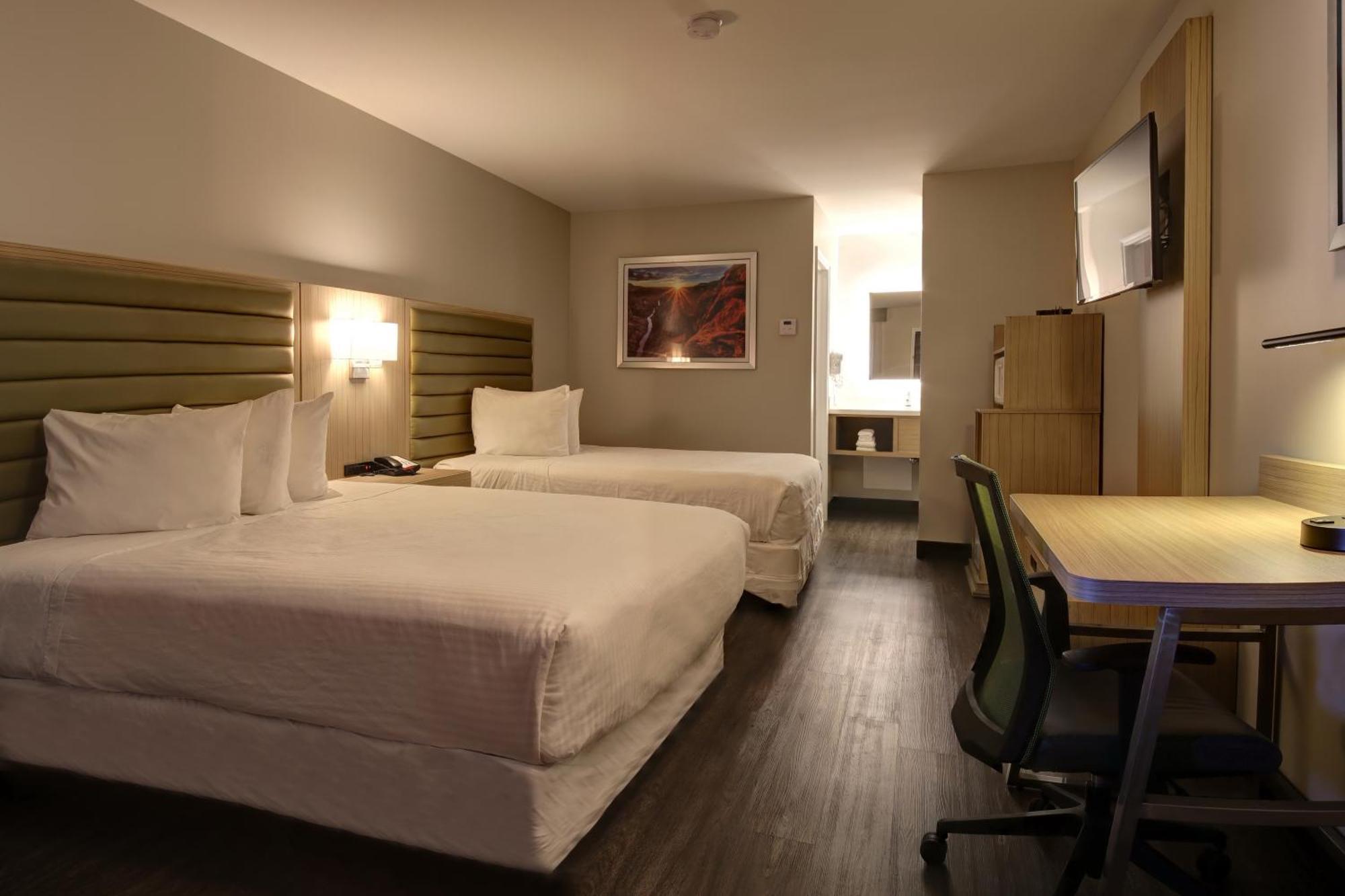 Queen Room with Two Queen Beds,1212765994:JPEG