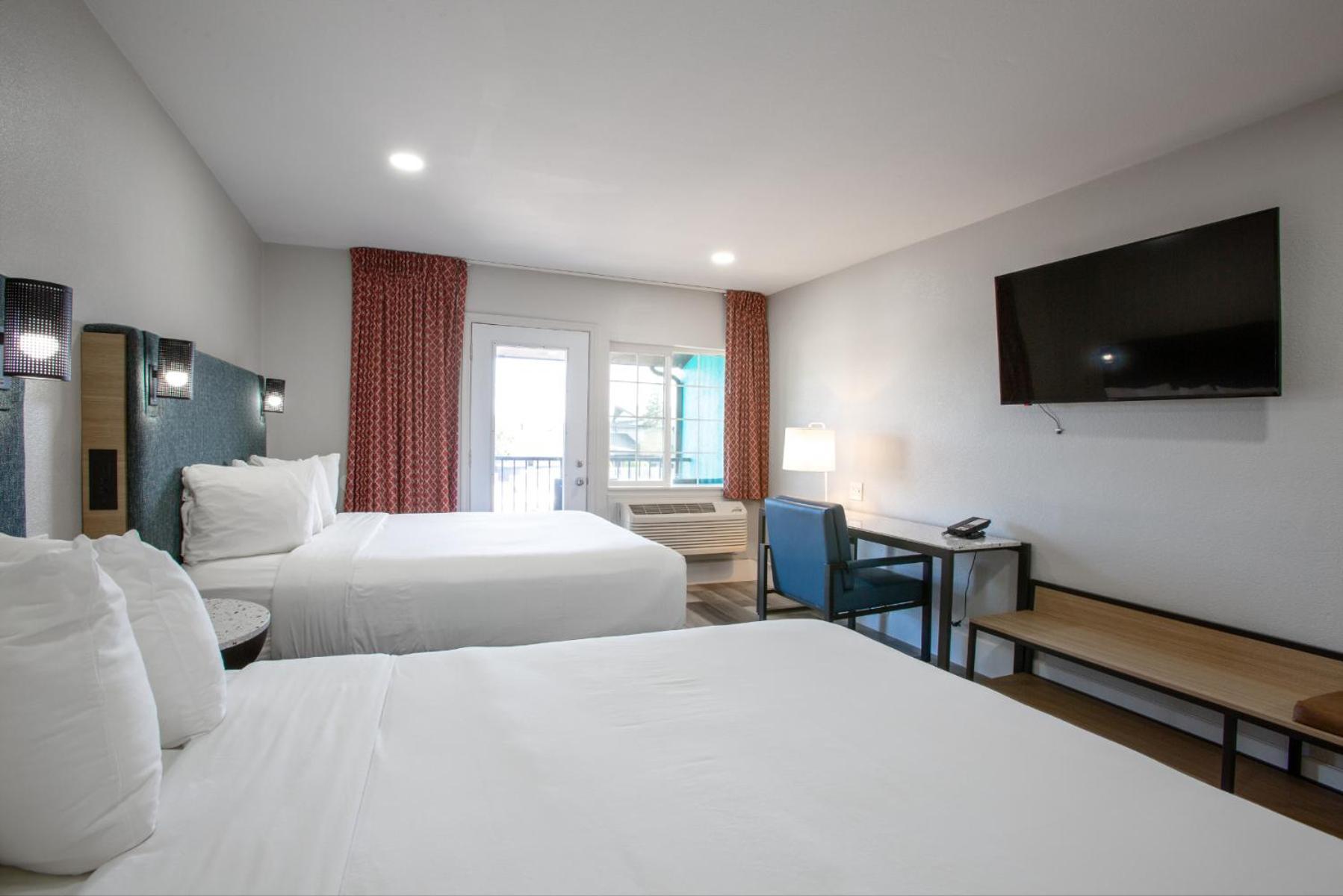 Queen Room Two Queen Beds Courtyard View Non-Smoking