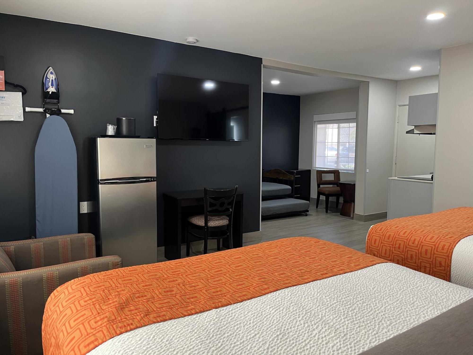 Family Queen Suite Kitchenette
