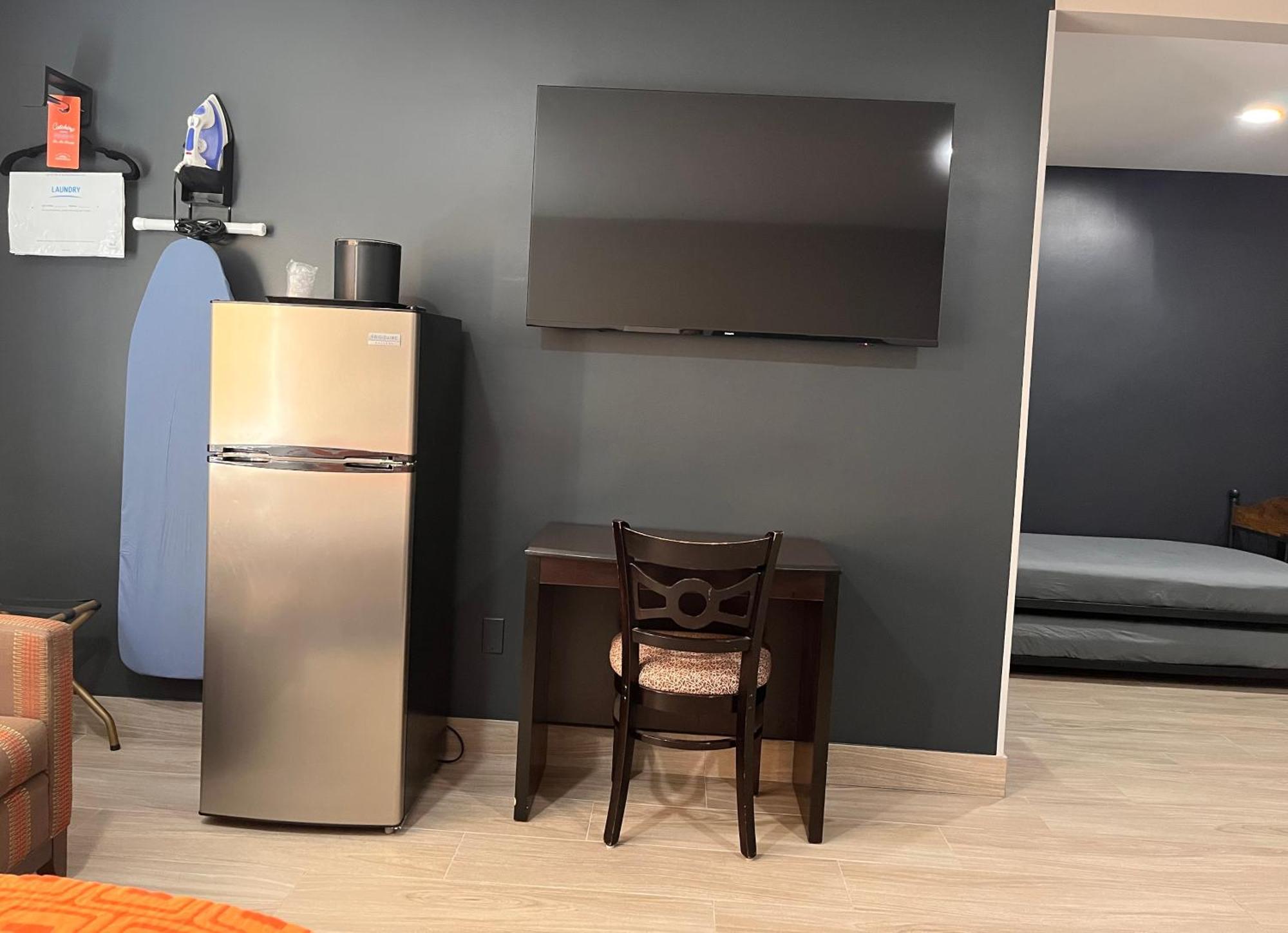 Family Queen Suite Kitchenette