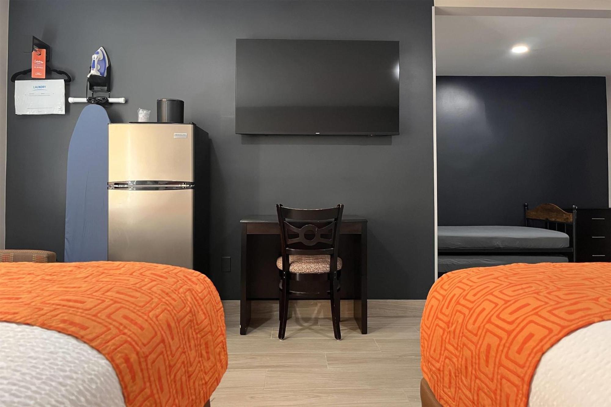 Family Queen Suite Kitchenette