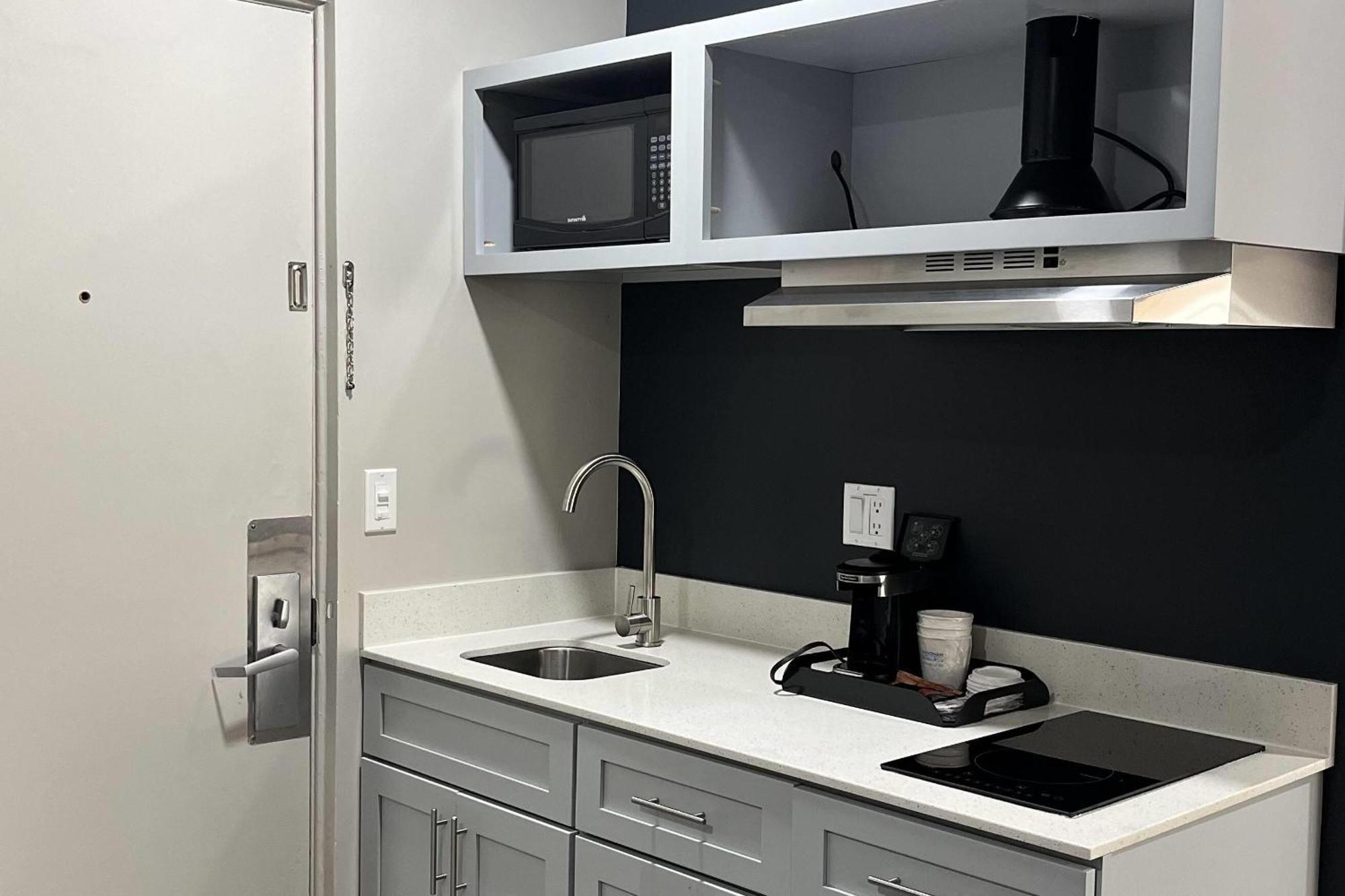 Family Queen Suite Kitchenette