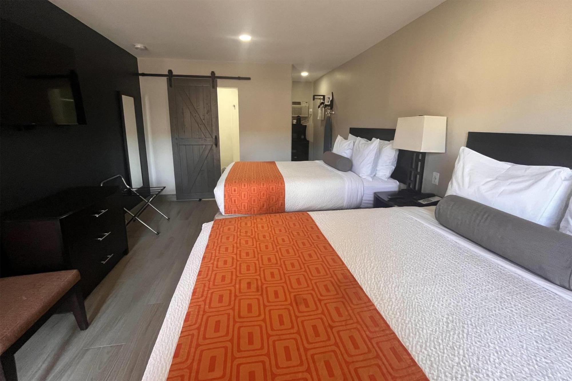 Family Queen Suite Kitchenette