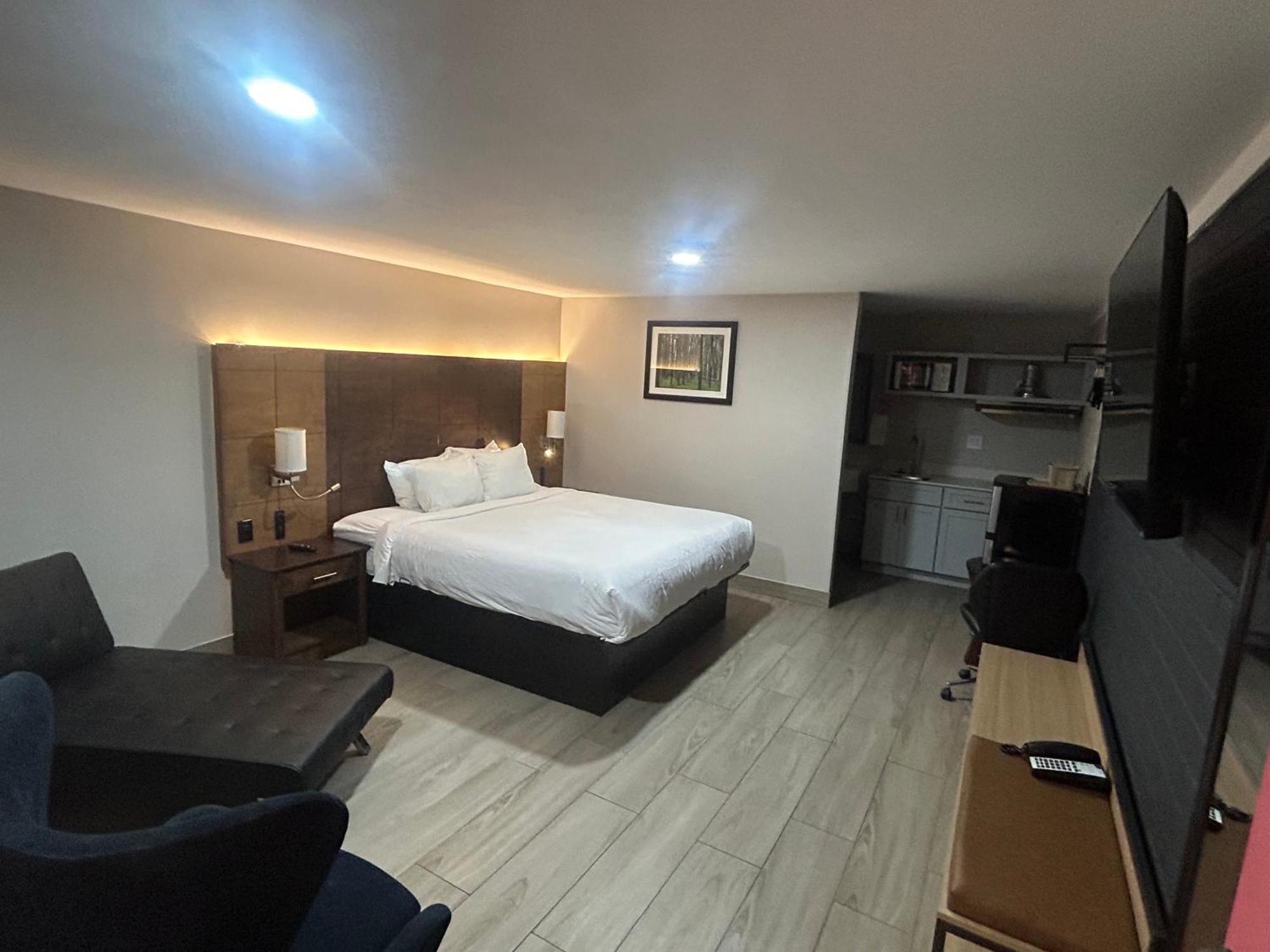 Deluxe King Suite