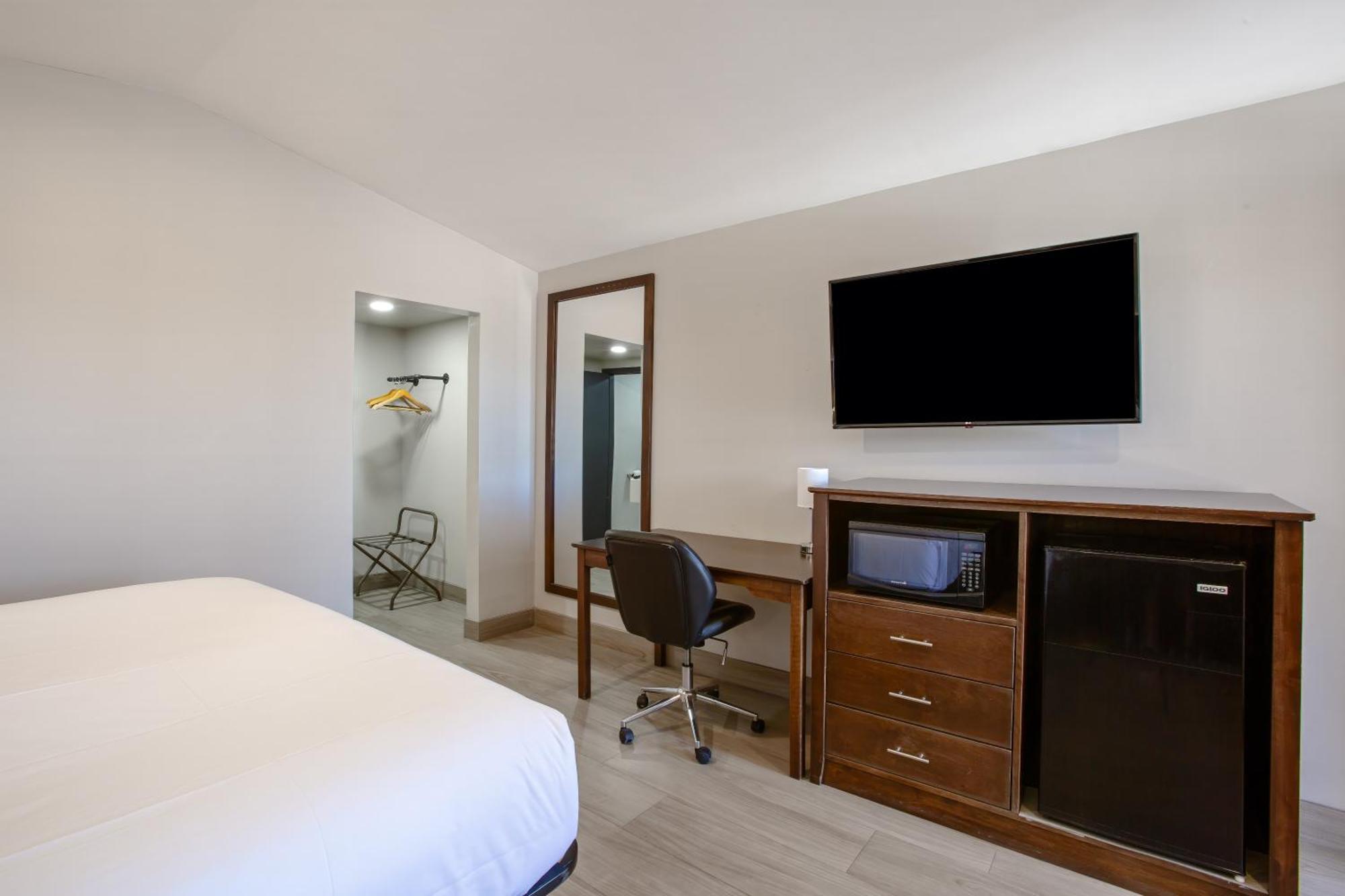 Deluxe Queen Room