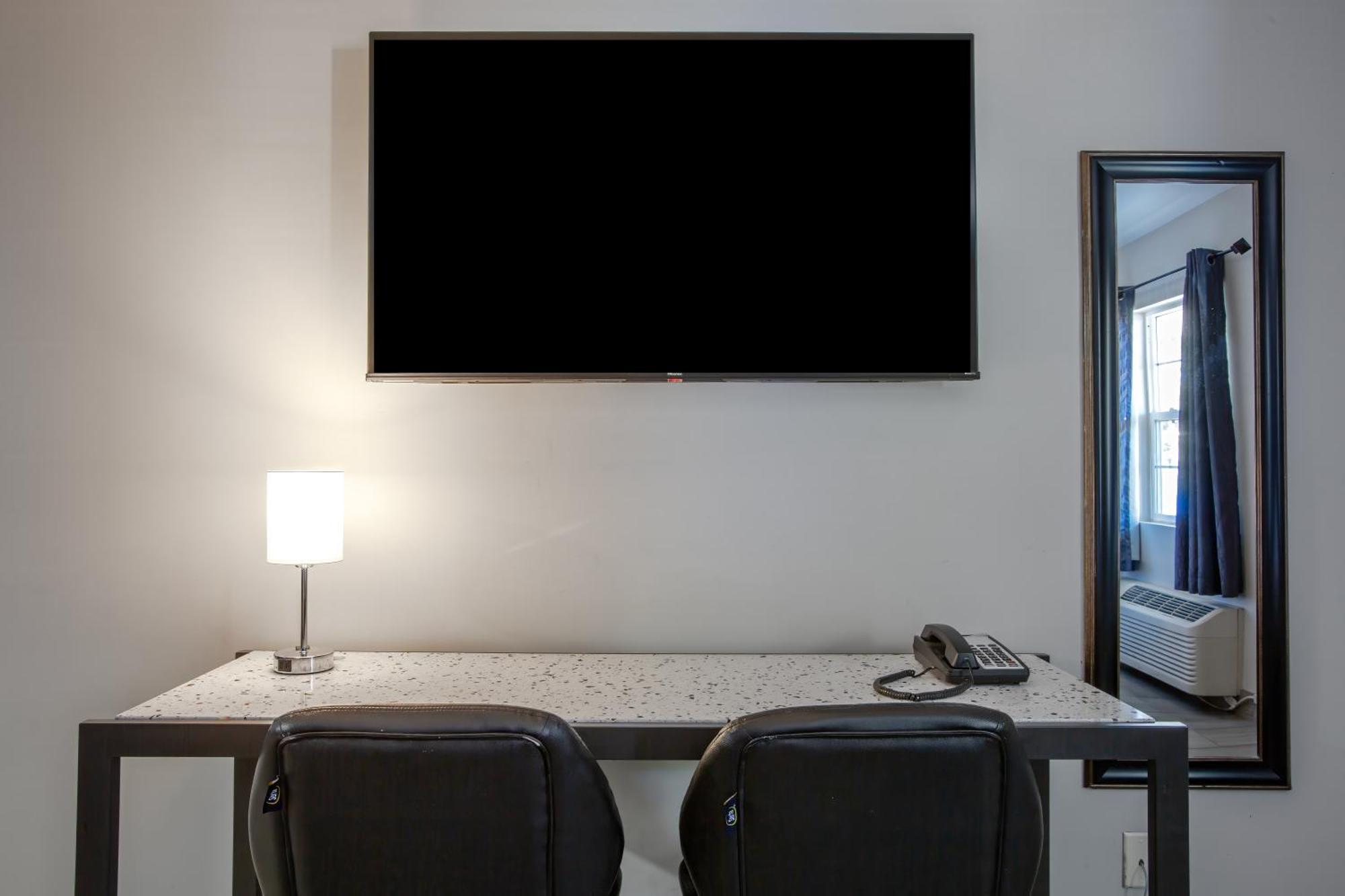 Deluxe Queen Suite