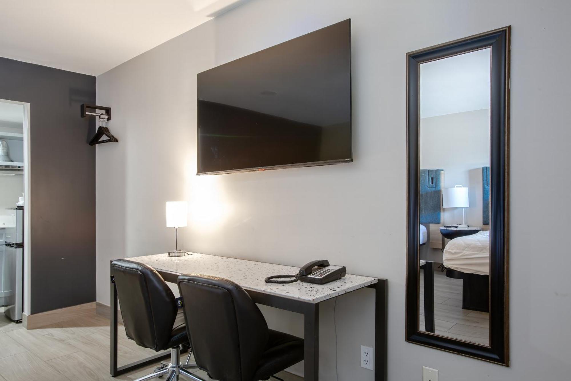 Deluxe Queen Suite