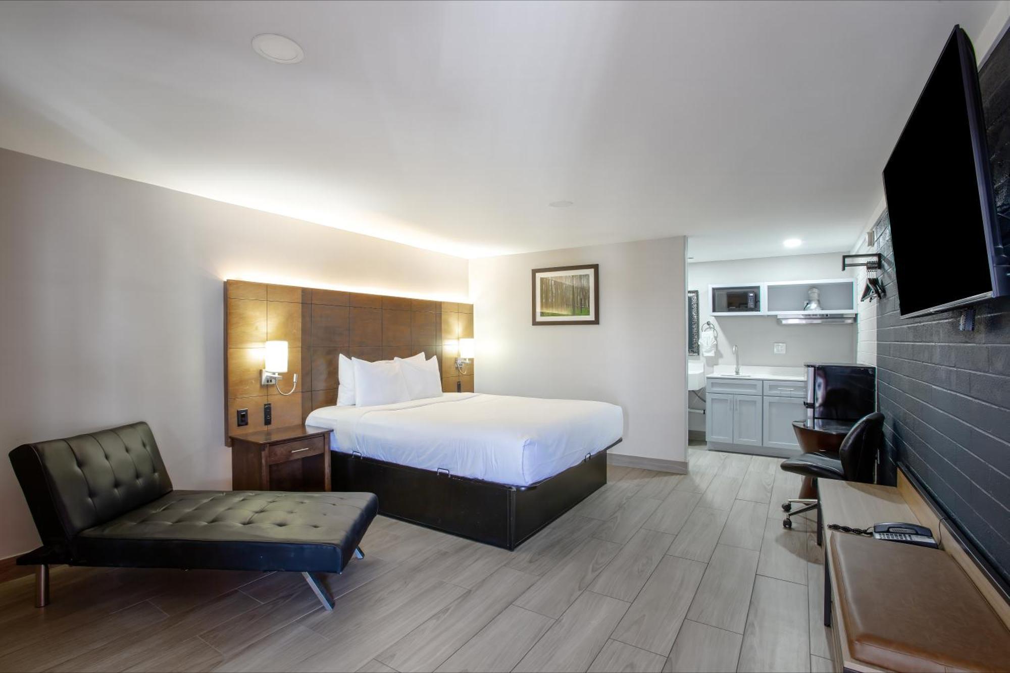 Deluxe King Suite