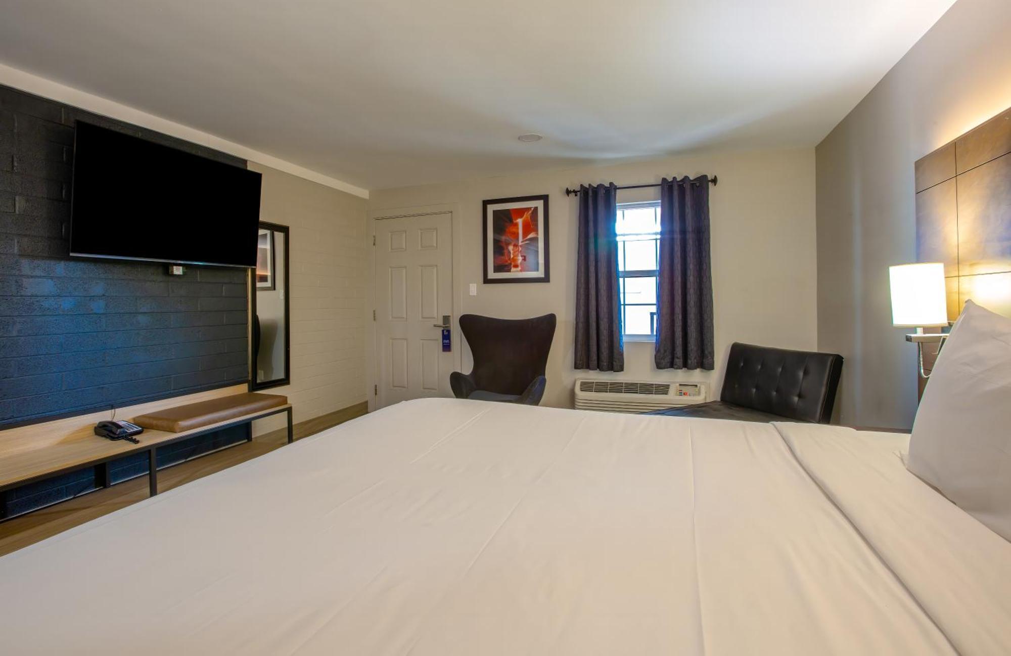 Deluxe King Suite