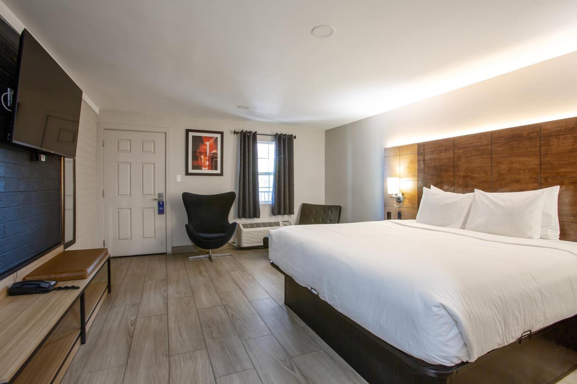 Deluxe King Suite