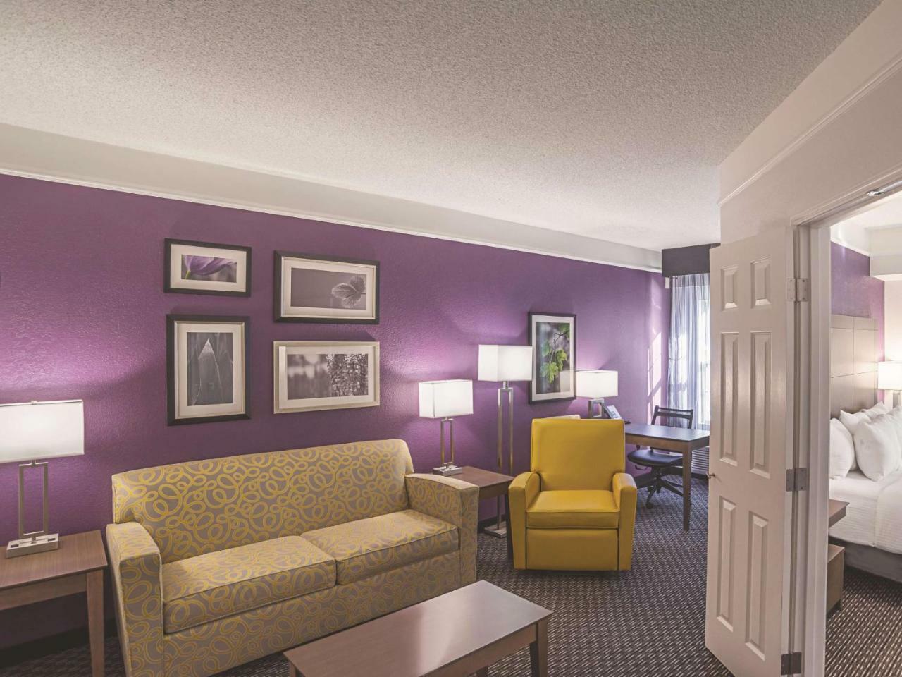 1 King Bed, One-Bedroom Mobility Accessible Suite, Tub w/ Grab Bars Non-Smoking